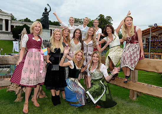 Hinten Julia und Nina Meise, Melissa Hannawald. Mittel von Links, Saskia Valencia, Jennifer Kn&auml;ble, Jana Kilka, Nadine Mirada, Sabine Piller, Gitta Saxx, Anna Carina Woitschack. Vorne Sandra Abt (AlpenHerz) und Verena Krist (AlpenHerz)  bei der 1. &bdquo;AlpenHerz&ldquo; Wiesn von Designerin Sandra Abt im K&auml;fer Zelt (&copy;Foto: Agentur Schneider-Press//Frank Rollitz)
